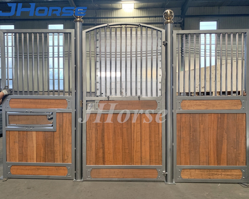 ที่กําหนดเอง ยุโรป Luxury Equitation Barn Horse Stable With Hay Feeder ราคาถูก