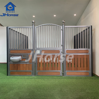 การปรับเปลี่ยน Swing Sliding Horse ประตูมั่นคง แผ่นผสมผสาน ขาวเคลือบสําหรับฟาร์ม สตูลม้ายุโรป