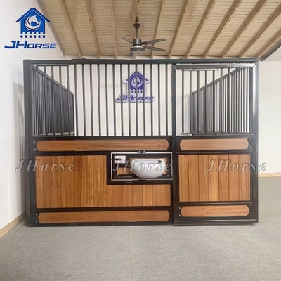 กล่องม้า ประตูที่มั่นคงด้านนอก Mesh ที่พักม้า หน้าพร้อมกับเครื่องเลี้ยงหญ้า
