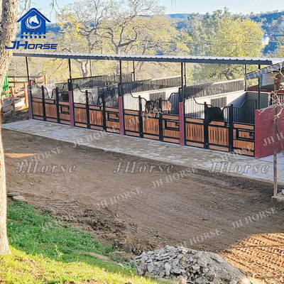 การติดตั้งง่าย ผลิตภัณฑ์ขี่ม้า อุปกรณ์ฟาร์ม Prefab ที่วางม้า ประตูหน้าใหญ่